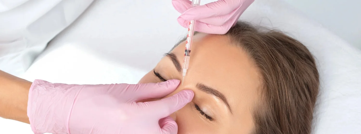 Aesthetic injectable treatment performed in a bright clinical setting